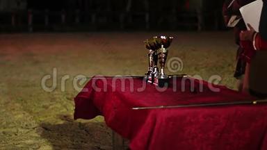 武术比赛颁奖典礼，优胜者获得奖杯及奖品